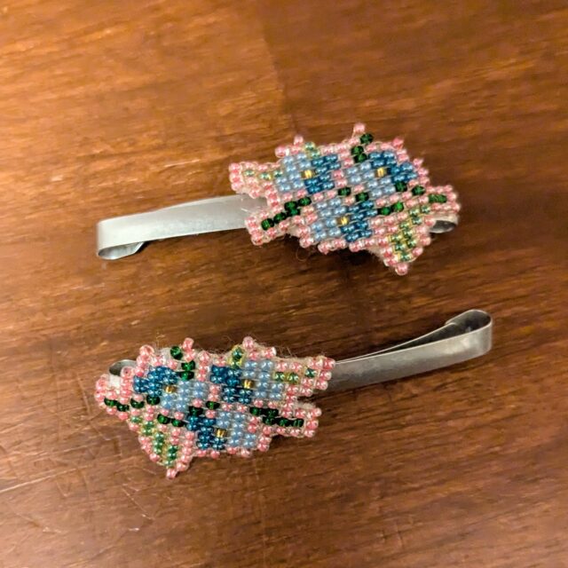 I was super into beading in December, and here are a few hair clips I made as gifts! The are seed beads stitched together with a square stitch and I glued felt on the back for stability before attaching it to the barrette.

 #beadingart #beadingaddict #beading #handmadecrafts #dıy #jewelry #montanaartist