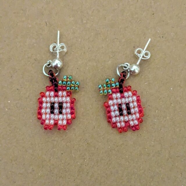These apple earrings were a gift for a friend for her birthday! They are so tiny and adorable! The other two photos here are projects in progress. The cat clock I still need to attach to something. I'm thinking a little bag for glasses or a phone? Ideas are welcome! :)
#handmadejewelry #handmade #beading #beadingart #illustrator #graphicdesigner