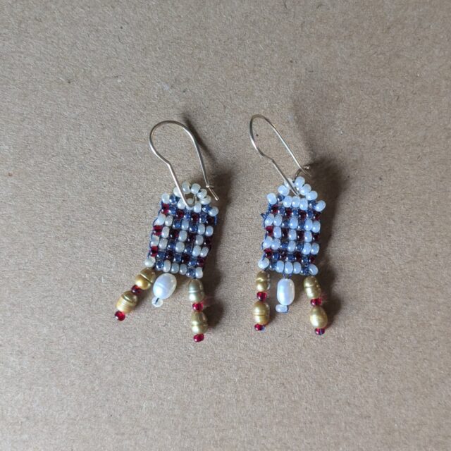 I've been making so many of these light little seed bead earrings. These are just the right size and look great with my other piercings.

 #beadingart #beading #handmadecrafts #handmadejewelry #jewelrydesign #montanaartist