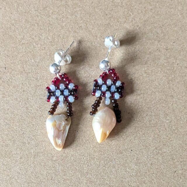 These are probably my favorite to wear of all the little beaded earrings I've been making! Unexpectedly! The hanging pearls remind me a bit of tiny bird sculls which give these a bit more of a gothic look. They are great to hang along side a longer pair in my firsts too.

 #beadingart #beading #handmadecrafts #handmadejewelry #jewelrydesign #montanaartist
